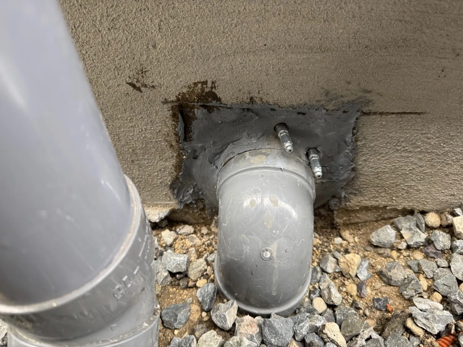 大阪府茨木市|防水しても止まらない床下漏水|基礎の配管貫通部20箇所を注入止水
